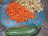 Papa, zanahoria y calabacita verde en puré de tomate y chipotle