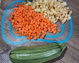 Foto del paso 1 de la receta: Papa, zanahoria y calabacita verde en puré de tomate y chipotle