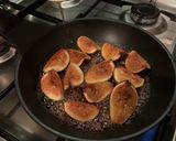 Foto del paso 3 de la receta: Higos flambeados con queso brie