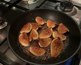 Foto del paso 3 de la receta: Higos flambeados con queso brie