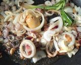 Foto langkah ke 1 dari resep Cumi basah kuah asam tomat.