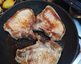 Foto del paso 3 de la receta: Chuletas de cerdo con papas doradas y salsa de pimienta