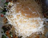 Фото кроку 5 до Піца на батоні з сардельками, помідором і шпинатом 🍕.