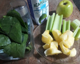 Foto del paso 2 de la receta: Licuado de espinacas, manzana verde, piña, apio y agua de coco