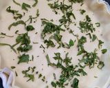 Une image de l'étape 5 de Tarte au Fromage de Chèvre, Petits Pois et Basilic et une Pointe de Miel 🍯.