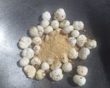 A picture of step 2 of Gur Makhana.