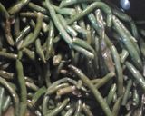 A picture of step 2 of Sesame green beans.