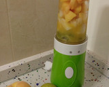 Foto del paso 1 de la receta: Smoothie de tres frutas con dátiles y pasas