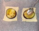 Foto del paso 7 de la receta: Hojaldre de berenjena con pera encebollado y corona de cabra