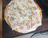 Foto del paso 2 de la receta: Pizza de jamón cocido, salchicha y aceitunas