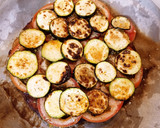 Foto del paso 3 de la receta: Pizzeta de pan rallado con calabacín verde y tomate