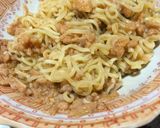 Foto langkah ke 4 dari resep Omelet Mie Sosis Topping Keju.