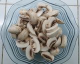 Foto langkah ke 1 dari resep Tumis Jamur - Brokoli - Babi.