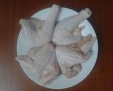 Hình bước làm 1 của món Gà tần lá ngải