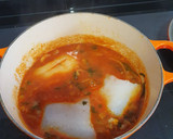 Foto del paso 3 de la receta: Bacalao en salsa de tomate con acelgas y crujiente de jamón