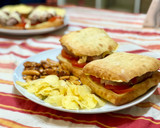 Foto del paso 3 de la receta: Bocadillo de salchicha blanca, tomate, queso y mayonesa