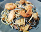 Foto del paso 7 de la receta: Dúo de espaguetis con fritura de pota y gambón