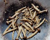 Foto langkah ke 4 dari resep Tumis Baby Pakcoy Jamur Shimeiji.