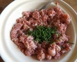 Foto del paso 3 de la receta Pie de longaniza fresca con puerros y cebolleta