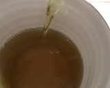 Foto del paso 4 de la receta: Infusión de María Luisa y tomillo, con cúrcuma, jengibre, y miel de azahar