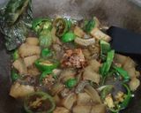 Foto langkah ke 5 dari resep Tumis kikil cabe hijau.