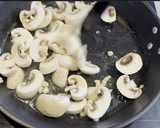 Foto del paso 1 de la receta: Sepia con guisantes y champiñones
