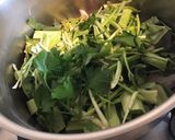 Une image de l'étape 3 de Soupe anti gaspi au chou romanesco,fines herbes et pissenlit au bouillon de champignons.