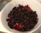 Une image de l'étape 4 de Compote de pêches de vigne et pruneaux.