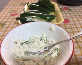 Foto del paso 2 de la receta: Jalapeños rellenos de queso crema enrollados en tocino