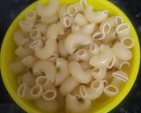 A picture of step 1 of White sauce cheese pasta.