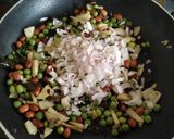 मटार बटाटा पोहे (matar batate pohe recipe in marathi) रेसिपी स्टेप 4 फोटो 