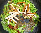 敏豆魷魚炒豆乾的食譜步驟3照片