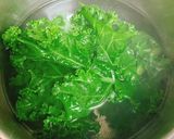 Hình bước làm 1 của món Cải Kale Chiên Trứng