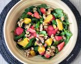 Foto del paso 5 de la receta: Ensalada de espinacas, naranja, fresas y frutos secos