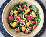 Foto del paso 5 de la receta: Ensalada de espinacas, naranja, fresas y frutos secos