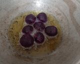 Foto langkah ke 5 dari resep Bola bola Ubi Ungu isi Gula Aren.