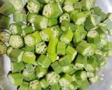 A picture of step 1 of Okra Do pyaza.