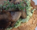 Foto del passaggio 5 della ricetta Crostoni alla crema di zucchine e funghi champignons