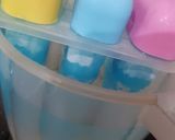 A picture of step 5 of Blueberry ice lolly.