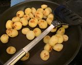 A picture of step 3 of Dum aloo.