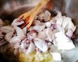 Foto del passaggio 2 della ricetta Seppie, piselli e patate