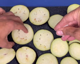 Foto del paso 2 de la receta: Hojaldre de berenjena con pera encebollado y corona de cabra