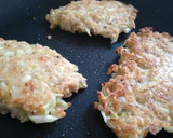 Foto del paso 6 de la receta: Tortitas de calabacín, ensalada de Kale, cañamonesa y Agua de Mar