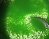 Foto langkah ke 3 dari resep Xoi La Dua (Ketan Pandan Manis Khas Vietnam).