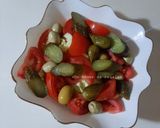 Une image de l'étape 5 de Salade de laitue, tomate et cornichons 🥗.