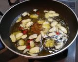 Foto langkah ke 2 dari resep Chicken Mushroom and Potato Ajijo, makanan pas untuk Weekend.