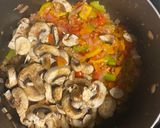 Foto del paso 5 de la receta: Hongos a la mexicana y pollo 👉🏼👉🏼👉🏼con solo una cucharita de aceite!!!!👈🏼👈🏼👈🏼