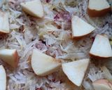 Csirkecombok almás - lecsós savanyúkáposzta ágyon recept fázis 3 fotója