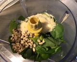 Une image de l'étape 4 de Pesto d ail d ours et basilic aux pignons de pin et parmesan.