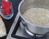 A picture of step 2 of Brown rice porridge with frozen raspberries.